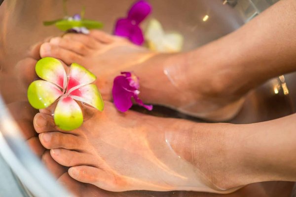Comment réaliser un soin des pieds exfoliant à base de sucre et d'huile essentielle de menthe ?
